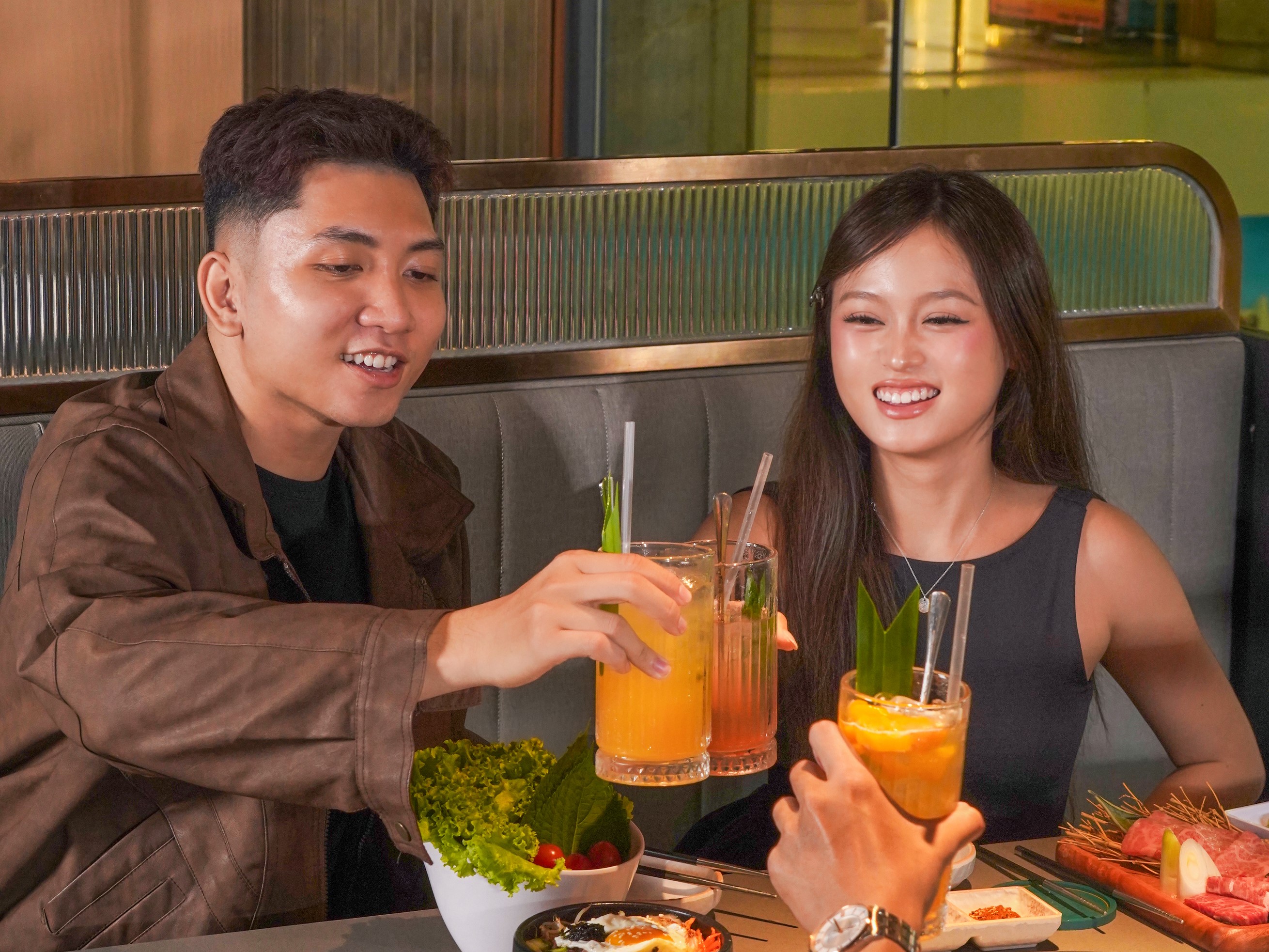 Sự giao thoa giữa không gian sành điệu, âm nhạc và ánh sáng mang đến trải nghiệm ăn nướng đậm chất hiện đại, dẫn lối mọi cuộc vui.